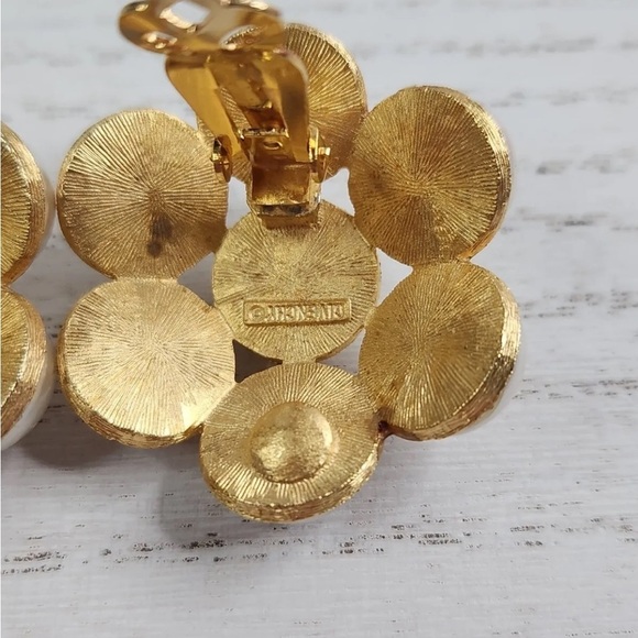 VINTAGE Givenchy Gold Tone Faux Pearl Flower Cluster Clip on Earrings - Picture 8 of 10